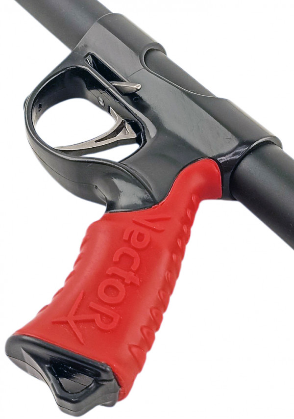 Универсальная рукоять под правую или левую руку. Красная полиуретановая накладкой предотвращает проскальзывание руки, а яркий цвет позволяет проще найти ружье.