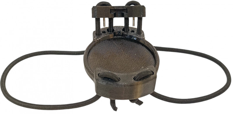 Компьютер крепится в держателе с помощью 2 винтов (они в комплекте).