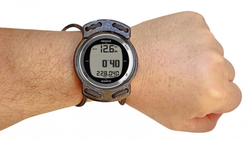 Держатель с резинками - надежная замена штатному ремешку, проверенная многими дайверами. Вам лишь остается снять с прибора заводской ремешок...