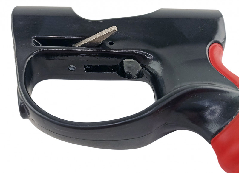 В рукоять предустановлен стальной боковой линесброс.