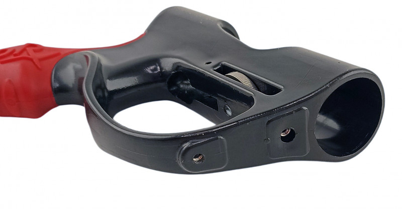 Штатное посадочное место для установки фирменной катушки «VECTOR» на скобе перед спусковым крючком.