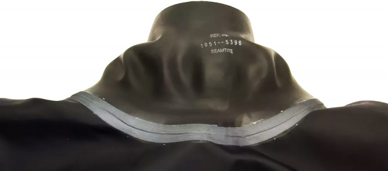 Шейная манжета устанавливается на сухой гидрокостюм методом вклейки или посредством специальной быстроразъемной системы колец.