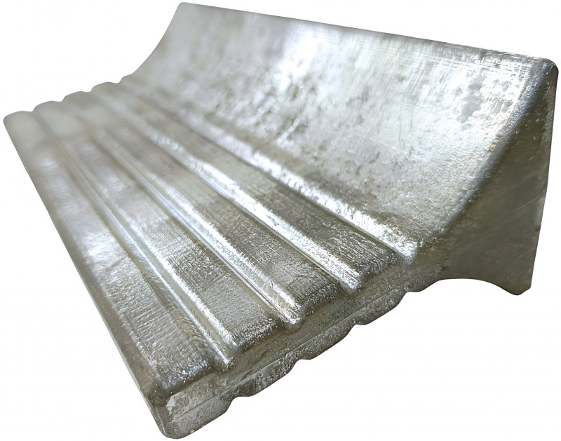 Вдоль груза идут борозды, по ним можно отделить от слитка кусок весом примерно 500 грамм.