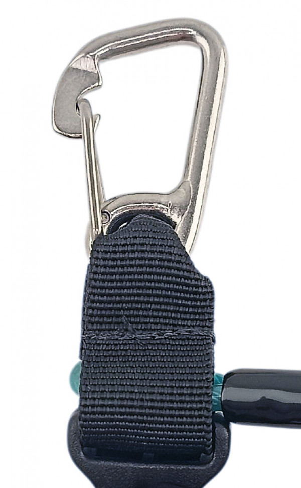 С одной стороны пружины находится прочный карабин с автоматическим закрытием при заводке на D-кольцо, линь или веревку.
