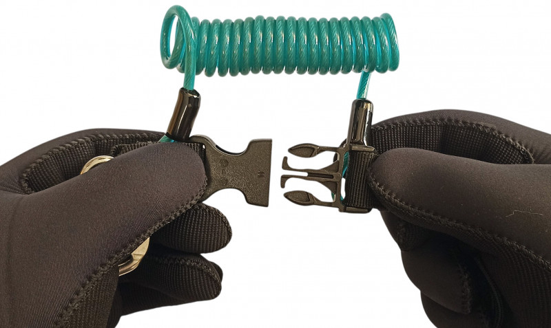 Несмотря на небольшой размер с пластиковой застежкой можно взаимодействовать даже в толстых неопреновых перчатках.