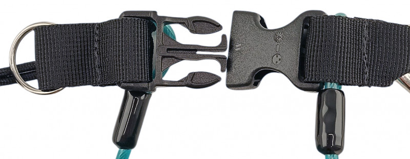 Качественная всесезонная застежка «фастекс» расстегивается и застегивается как на поверхности, так и под водой.