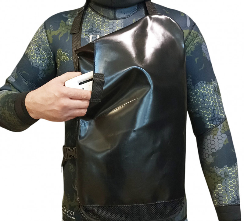 Обеспечивает обтекаемое размещение поверх тела или костюма ныряльщика со стороны живота. Позволяет совместить подводную охоту с собирательством.