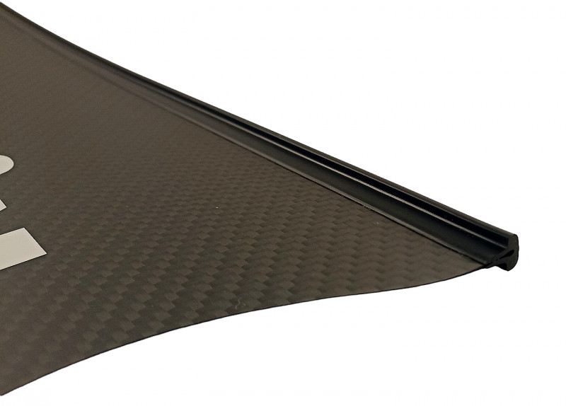 Резиновая отбортовка по всей длине обеспечивает дополнительную защиту от ударов и гидродинамическую стабильность при гребке.