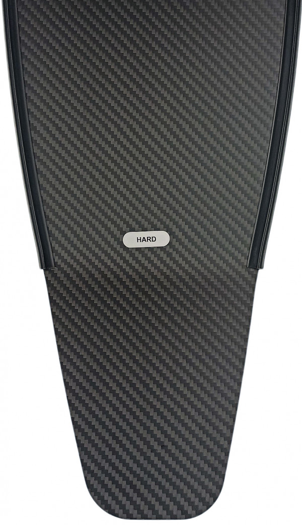 Отверстия под крепления отсутствуют, можно будет просверлить лопасти в нужном месте после установки в калошу.