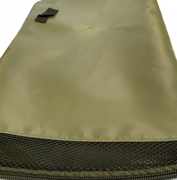 Сетка снизу питомзы позволяет быстро уйти воде при выходе на берег, но удерживает даже мелкие предметы.