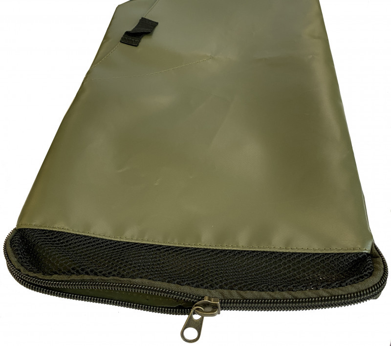 Удобное извлечение содержимого происходит через нижнее отделение на молнии по всей ширине сумки.