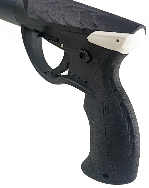 Анатомическая рукоятка с широкой спусковой скобой, ружье удобно использовать даже в толстых неопреновых рукавицах.