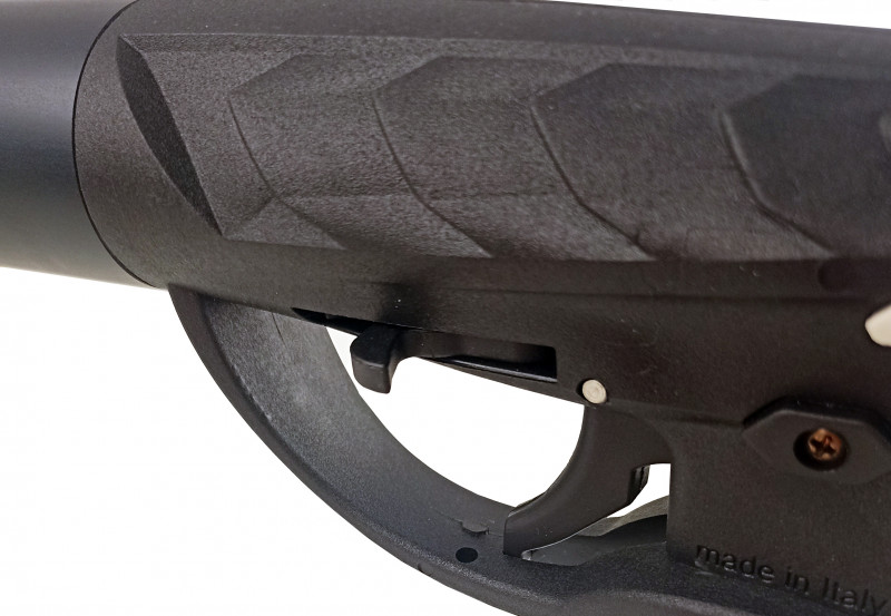 Удобный боковой линесброс с оптимальной намоткой линя параллельно стволу.