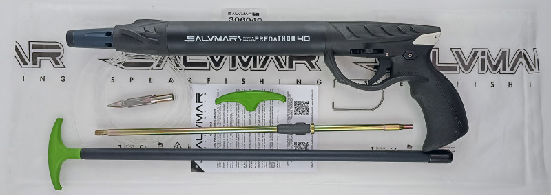 Продается в полиэтиленовой упаковке, в комплекте есть все необходимое для начала охоты: ружье; насос; гарпун диаметром 8мм, оснащенный пластиковым бегунком и отбойным кольцом; пластиковая заряжалка; компактный наконечник с двумя лепестками и головой «пуля»; монолинь.