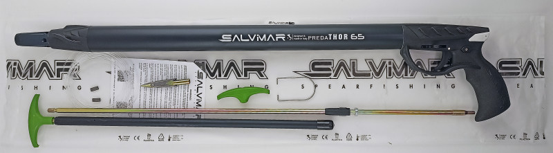 Продается в полиэтиленовой упаковке, в комплекте есть все необходимое для начала охоты: ружье, насос; гарпун диаметром 8мм, оснащенный пластиковым бегунком и отбойным кольцом; пластиковая заряжалка; компактный наконечник с двумя лепестками и головой «пуля»; монолинь и пара обжимных клипс к нему.