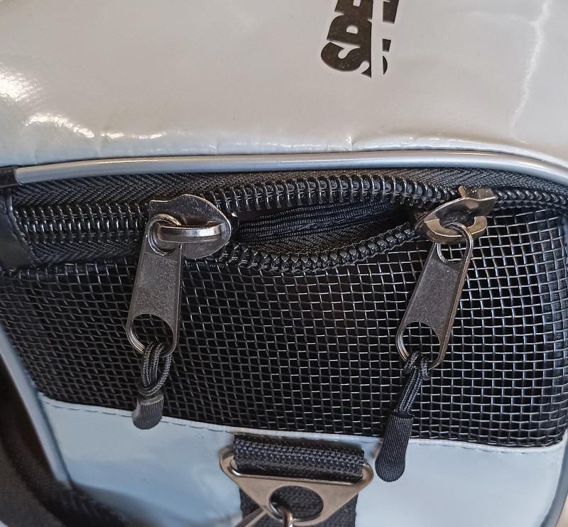 Закрывается на широкую и надежную «U-образную» молнию с двумя собачками.