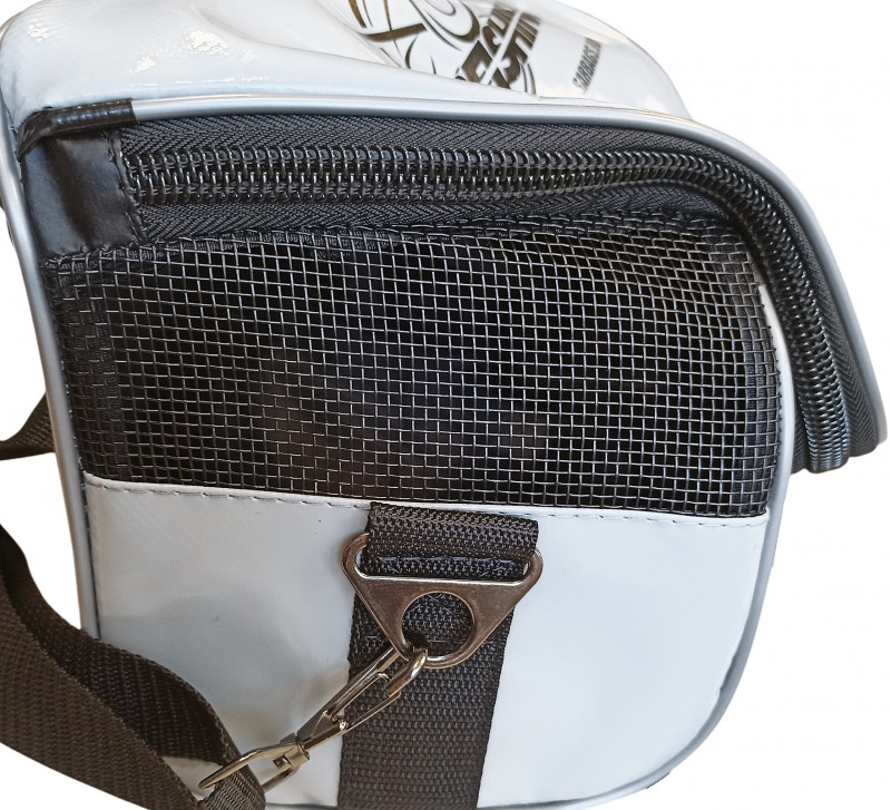 Вставки из высокопрочного сетчатого материала служат для обеспечения правильной циркуляции воздуха, для просушки ремня или разгрузочного жилета внутри сумки.