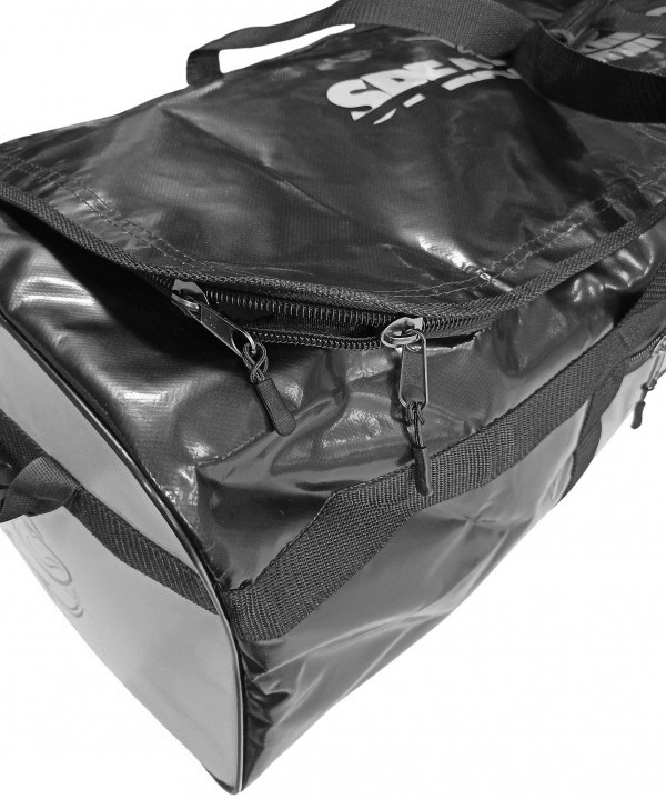 Надежная молния с двумя «собачками» для удобства доступа к содержимому.