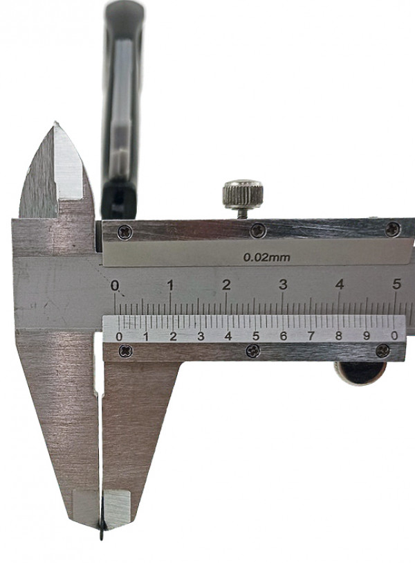 Минимальная толщина лезвия ближе к острию ножа - около 1мм.