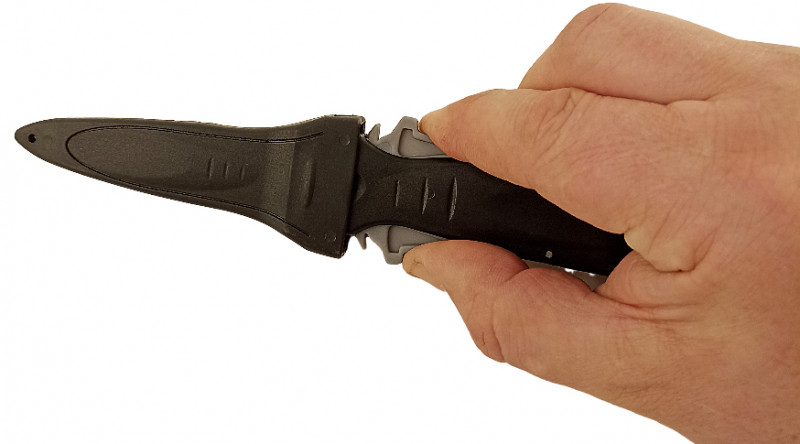 Чтобы извлечь нож, необходимо нажать на обе защелки по бокам и вытащить нож из ножен.