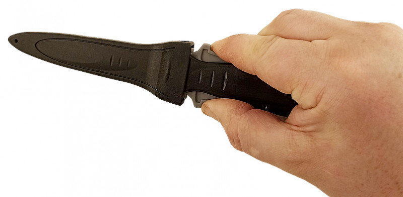 Чтобы извлечь нож, необходимо нажать на обе защелки по бокам и вытащить его из ножен.