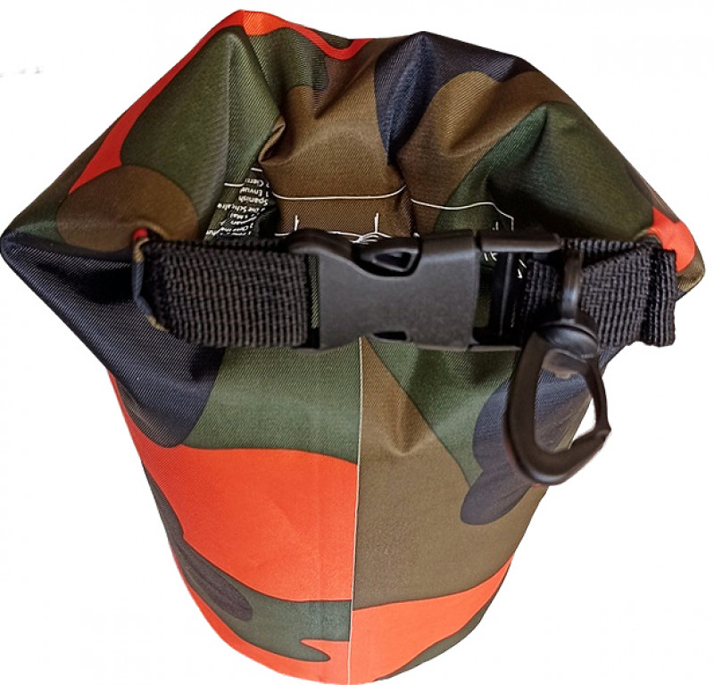 Свернутый клапан фиксируется пряжкой «фастекс» на ремнях из армированной ткани с повышенной прочностью на разрыв. Пряжка-фастекс выполнена из ударопрочного и морозостойкого пластика.