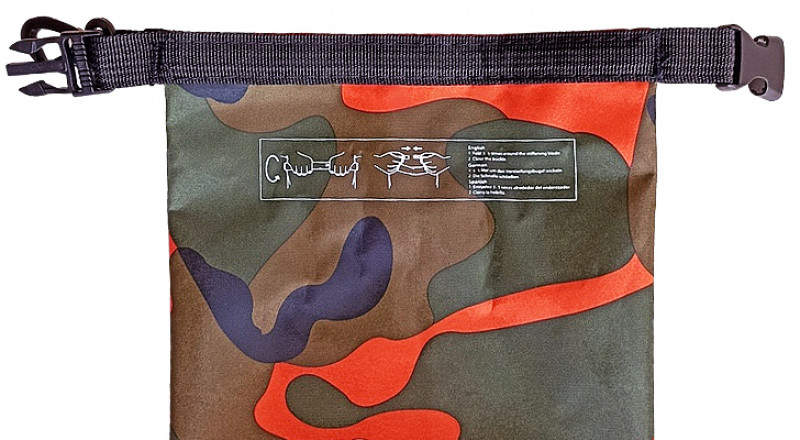 Верх мешка сворачивается на 2-3 оборота, создает надежный водяной барьер и обеспечивает многократное использование без потери герметичности.