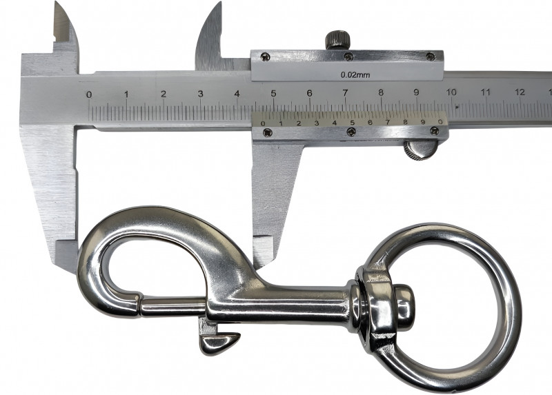 Длина внешней части карабина - около 4.7см.