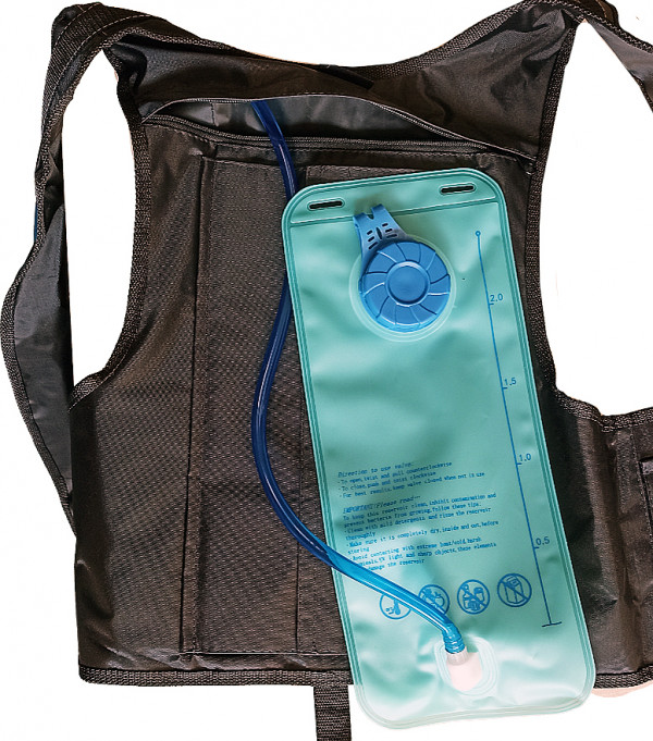 Компенсатор плавучести устанавливается в специальный карман на спине разгрузочного жилета, можно применять как емкость для питьевой воды.