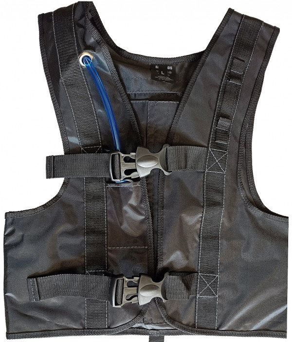 Застегивается на груди и животе двумя надежными всесезонными пряжками фастекс.