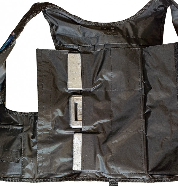 На спине расположены 6 карманов размером около 10.5х7х1см, гарантированно подходят для грузов весом до 1кг разного исполнения.