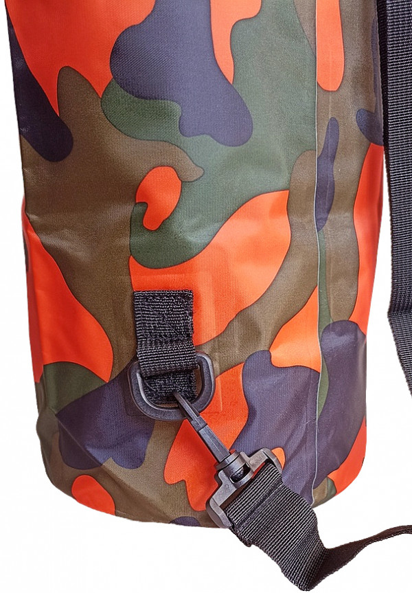 Для удобства транспортировки гермомешка на боковой стороне расположена специальная усиленные накладка, оснащенная D-кольцом, за который легко цепляется карабин плечевого ремешка.