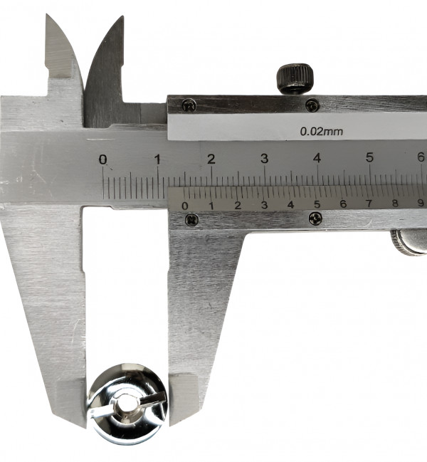 Диаметр шляпки - чуть меньше 1.5см.