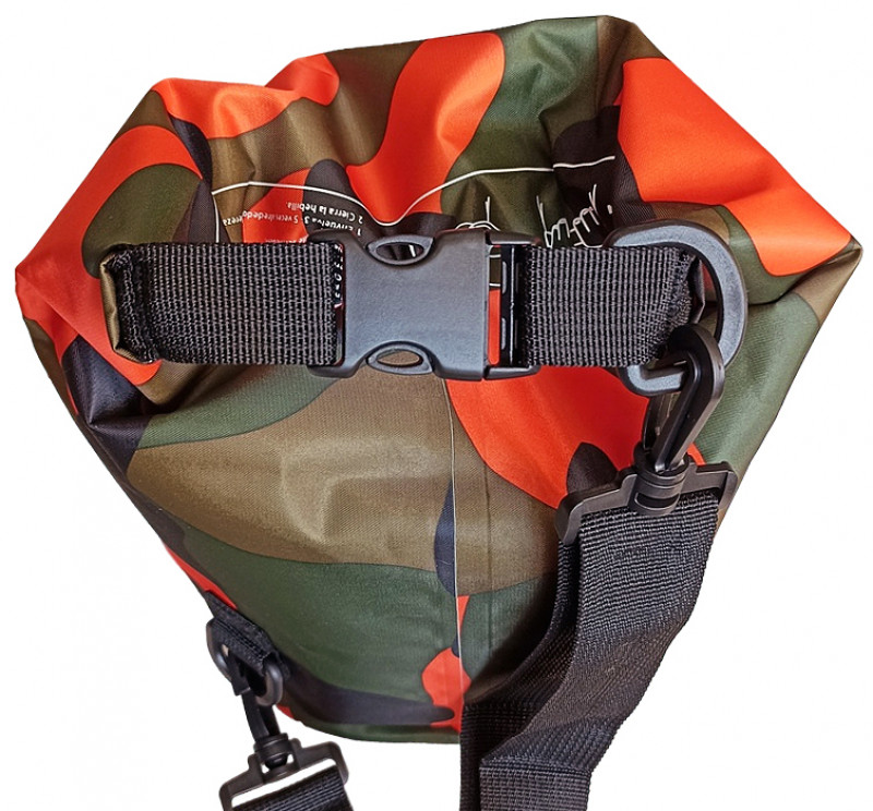 Свернутый клапан фиксируется пряжкой «фастекс» на ремнях из армированной ткани с повышенной прочностью на разрыв. Пряжка-фастекс выполнена из ударопрочного и морозостойкого пластика.