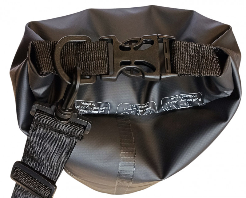 Свернутый клапан фиксируется пряжкой «фастекс» на ремнях из армированной ткани с повышенной прочностью на разрыв. Пряжка-фастекс выполнена из ударопрочного и морозостойкого пластика.