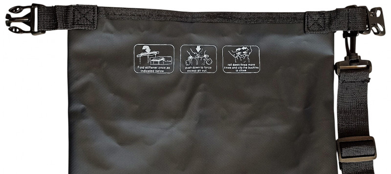 Верх мешка сворачивается на 2-3 оборота, создает надежный водяной барьер и обеспечивает многократное использование без потери герметичности.