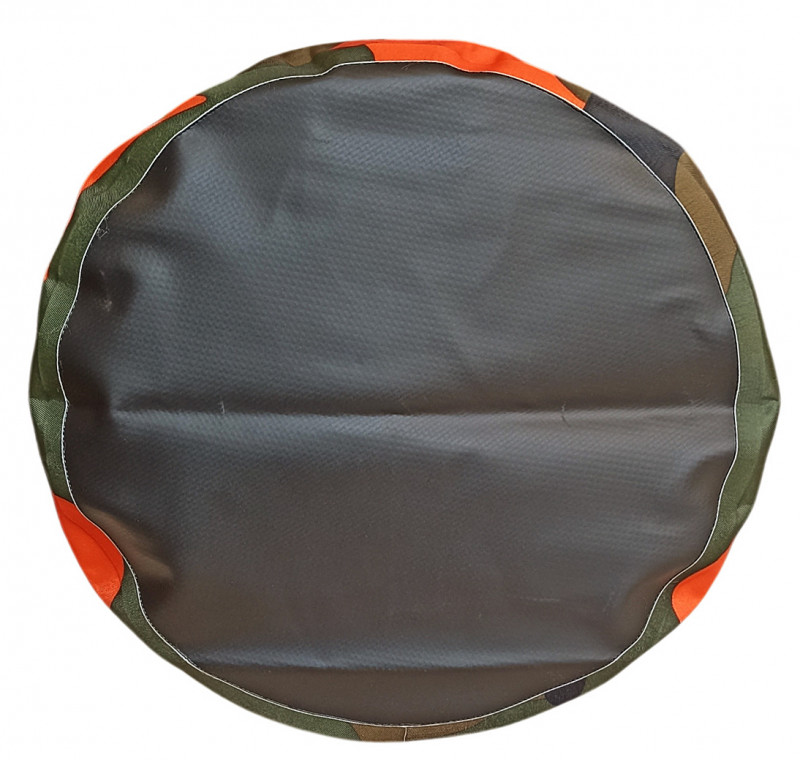 Дно круглого сечения диаметром около 22см.