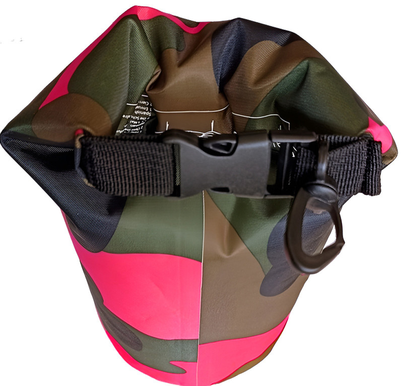 Свернутый клапан фиксируется пряжкой «фастекс» на ремнях из армированной ткани с повышенной прочностью на разрыв. Пряжка-фастекс выполнена из ударопрочного и морозостойкого пластика.