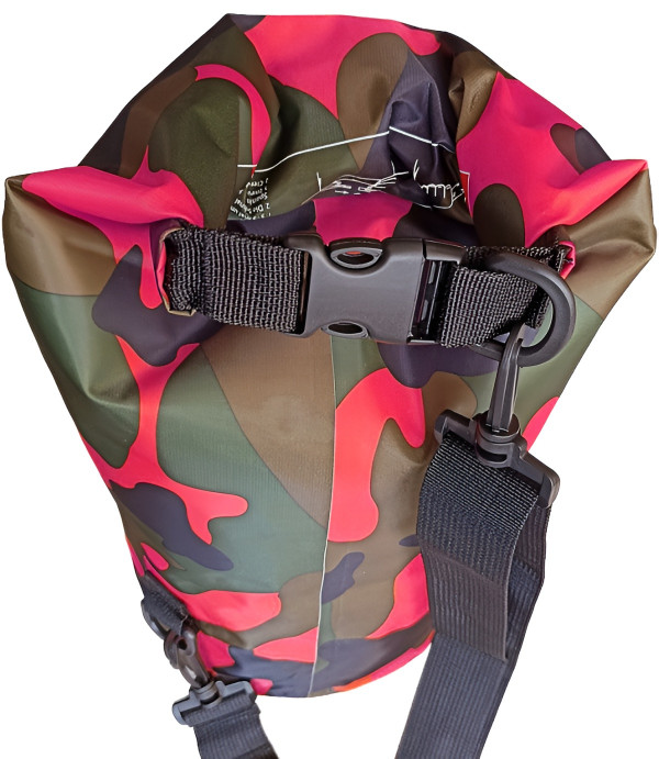 Далее клапан фиксируется пряжкой «фастекс» из ударопрочного и морозостойкого пластика на ремнях из армированной ткани с небольшим пластиковым карабином для крепления к необходимому элементу снаряжения.