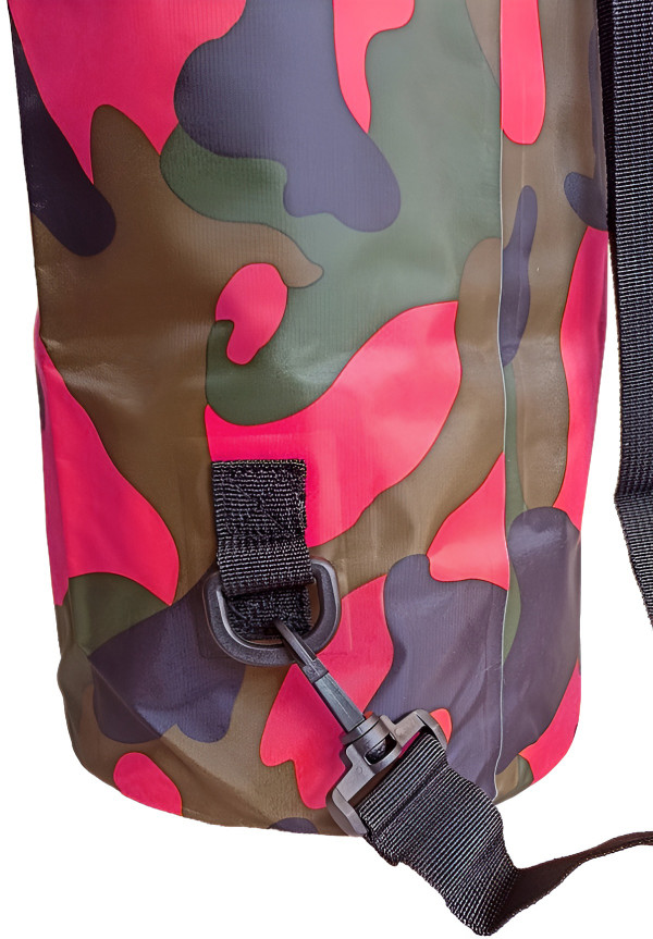 Для удобства транспортировки гермомешка на боковой стороне расположена специальная усиленная накладка, оснащенная D-кольцом, за который легко цепляется карабин плечевого ремешка.