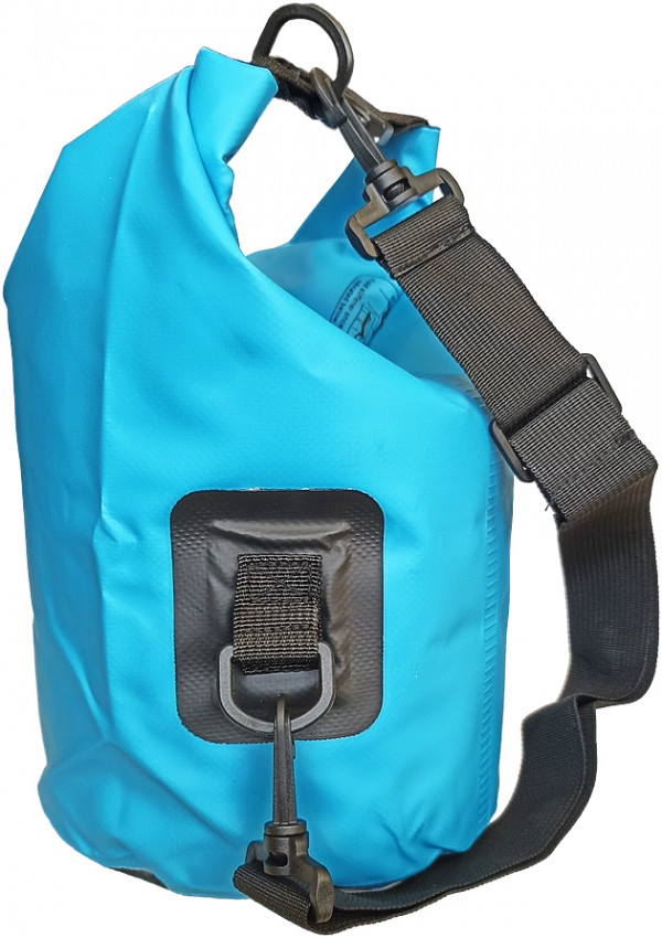 Для удобства транспортировки гермомешка на боковой стороне расположена специальная усиленные накладка, оснащенная D-кольцом, за который легко цепляется карабин плечевого ремешка.