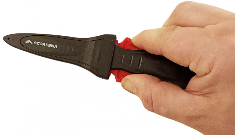 Чтобы извлечь нож, необходимо нажать на обе защелки по бокам и вытащить нож из ножен.