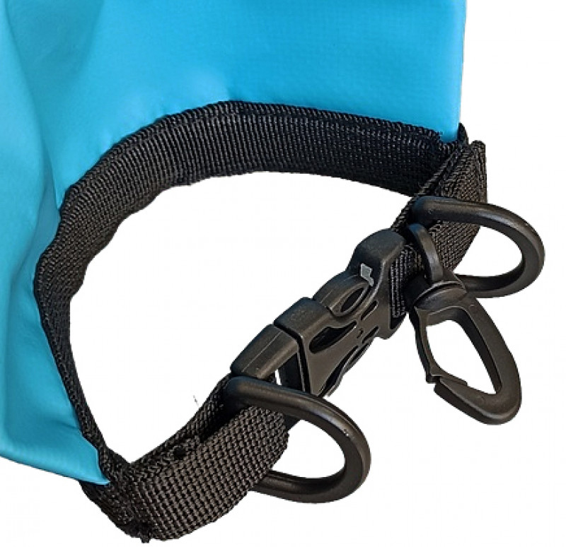 Ремень пряжки оснащен двумя D-кольцами и небольшим пластиковым карабином для крепления к необходимому элементу снаряжения.