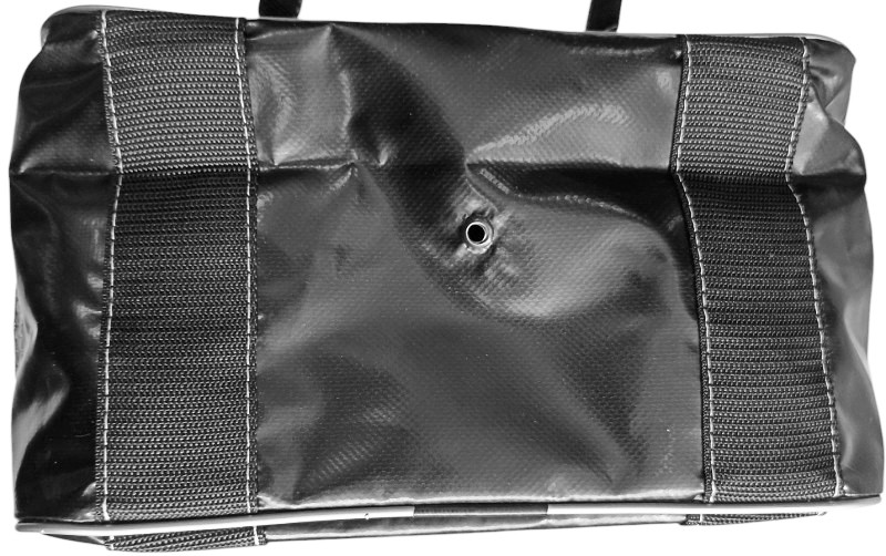 Оснащена отверстием по центру дна, укрепленным люверсом из нержавеющего сплава, для слива воды.