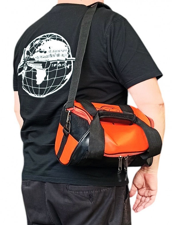 Плечевая лямка с надежной железной фурнитурой позволяет смело переносить сумку с грузами на плече.