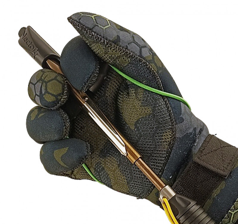 Благодаря прекрасной растяжимости венгерки заряжать пневматическое ружье можно не снимая заряжалки с руки.