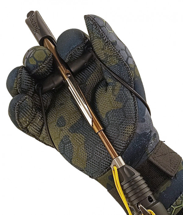 Благодаря прекрасной растяжимости венгерки заряжать пневматическое ружье можно не снимая заряжалки с руки.