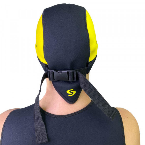 Фиксируется при помощи пластиковой пряжки фастекс в затылочной части.