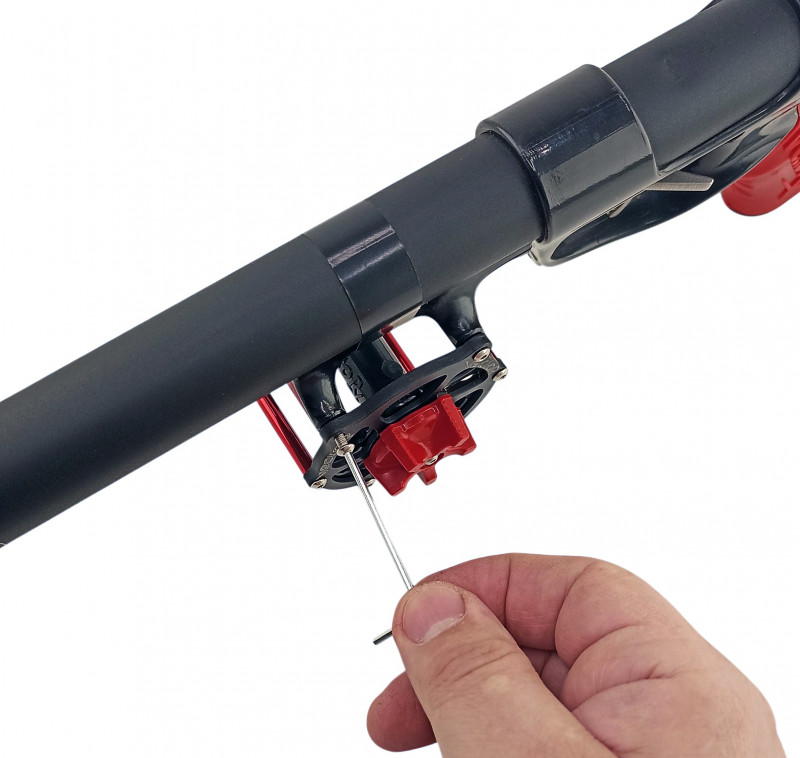 Сама катушка крепится к планке при помощи винтов, они продаются вместе с катушкой, а не с планкой.