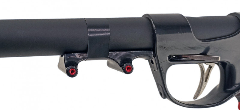 Крепится к ресиверу ружья при помощи изоленты или хомутов.